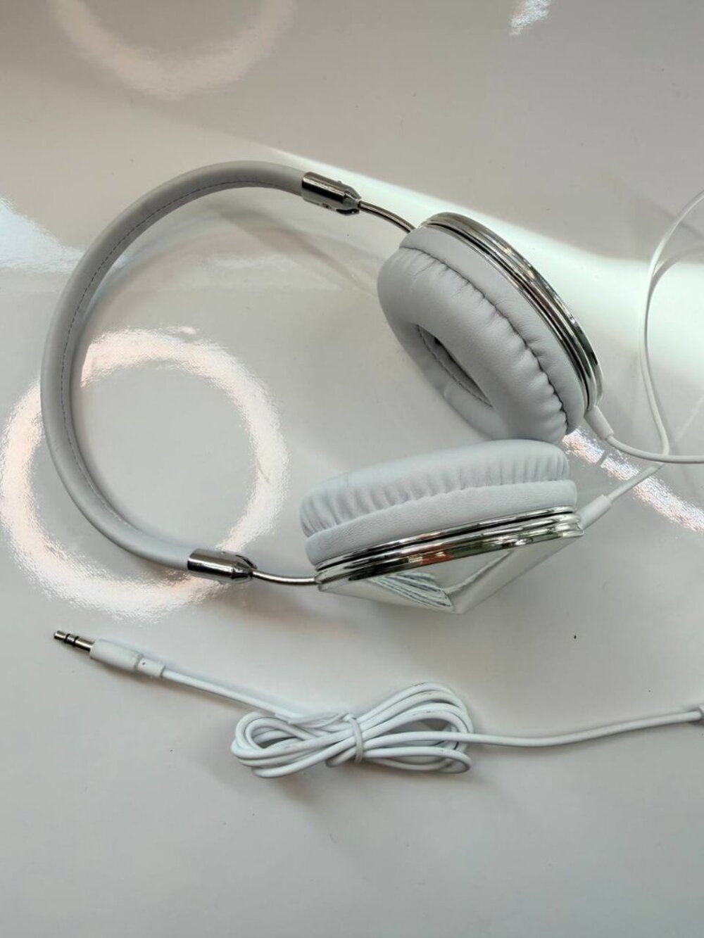 Swarovski FW17 Fashion Wired Headphones – Silver/White Luxury Edition - Picture 4 of 11